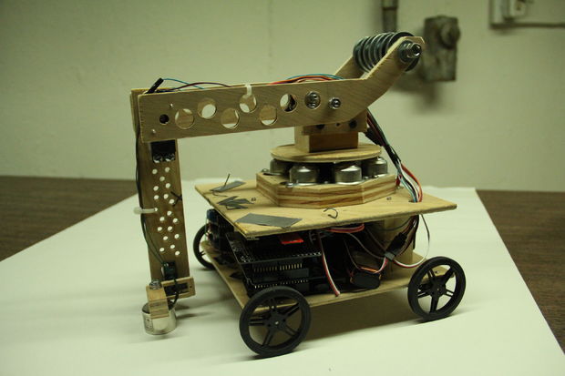 фанерный робот с манипулятором