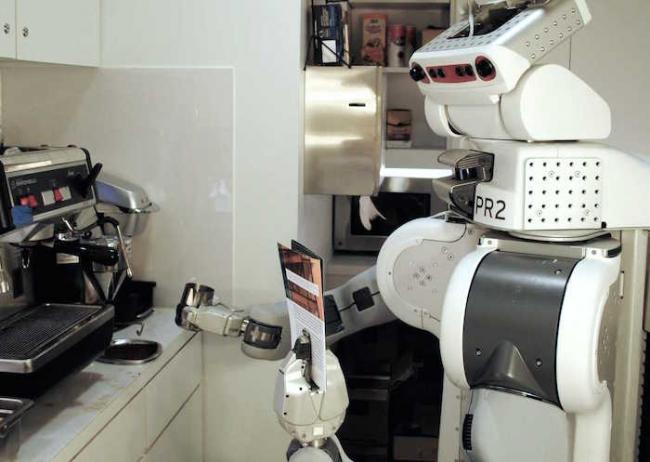 робот PR2 готовит кофе